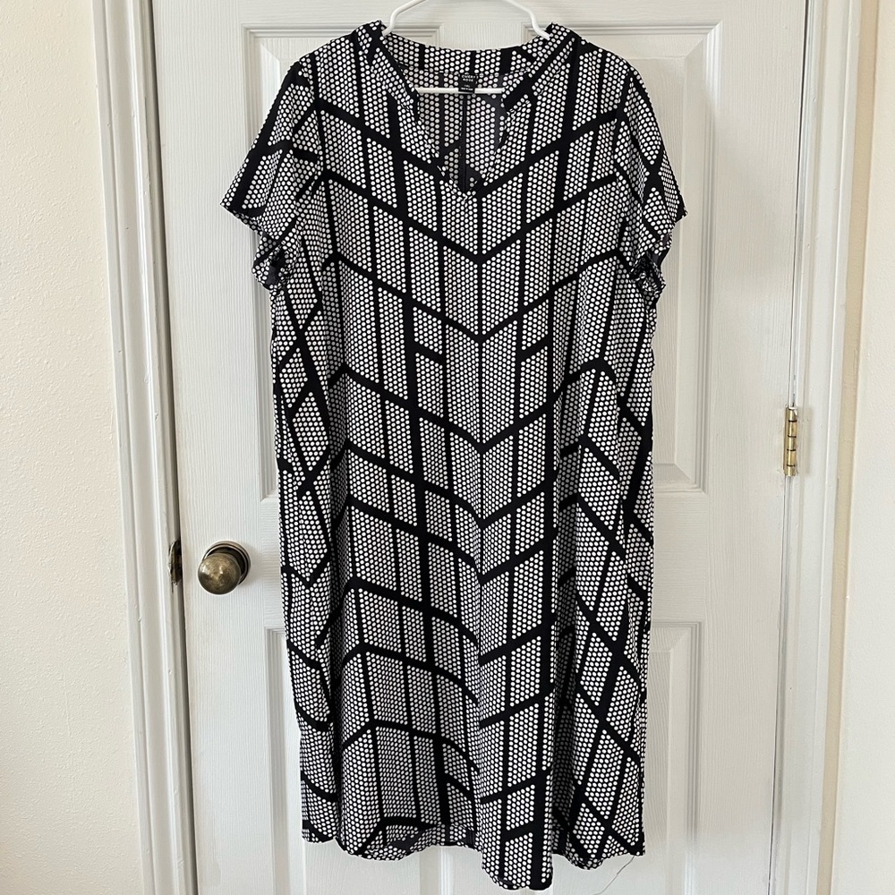 Emery Rose Black and White Geometric Dress